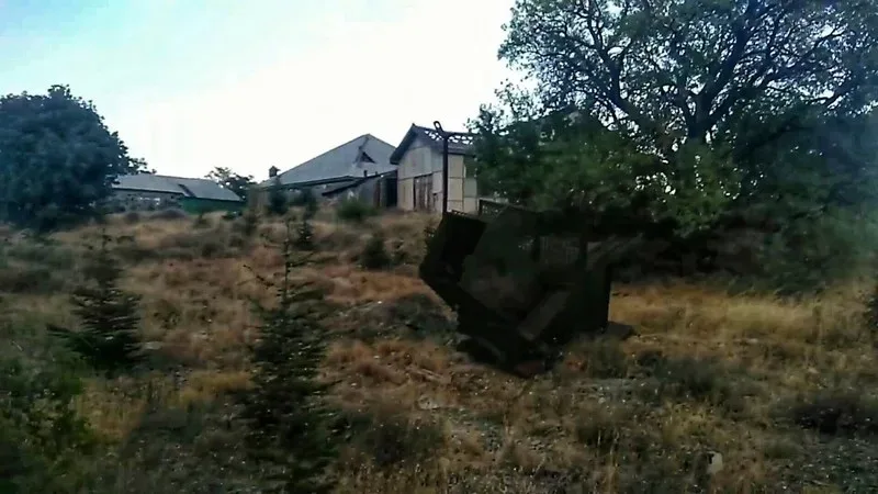 Путь между домами в заброшенной деревне Амиантос на фоне старого здания Путь между домами в заброшенной деревне Амиантос на фоне старого здания