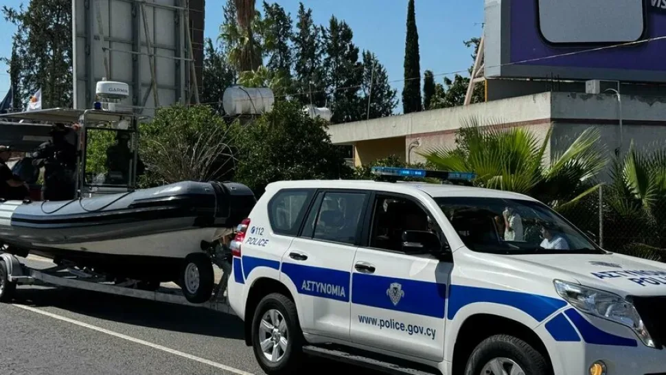Красный пожарный автомобиль лесной службы на маршруте парада