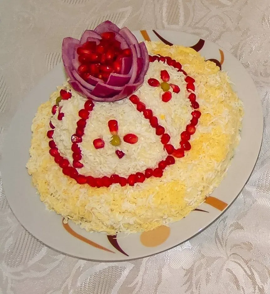 Салат Шапка Мономаха с луковой короной, заполненной гранатовыми зернами