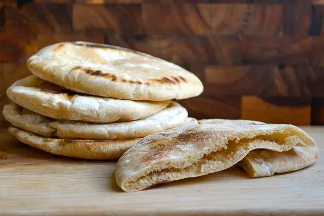 Кипрская пита пышные лепешки для подачи с шашлыком Кипрская пита пышные лепешки для подачи с шашлыком