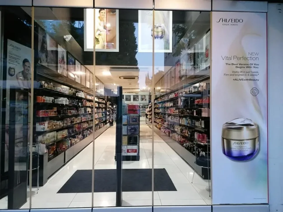 Витрина косметического магазина с продуктами Shiseido внутри
