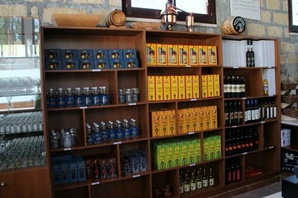 Полки в магазине Ликёрного дома Filfar с коробками и бутылками продукции Полки в магазине Ликёрного дома Filfar с коробками и бутылками продукции