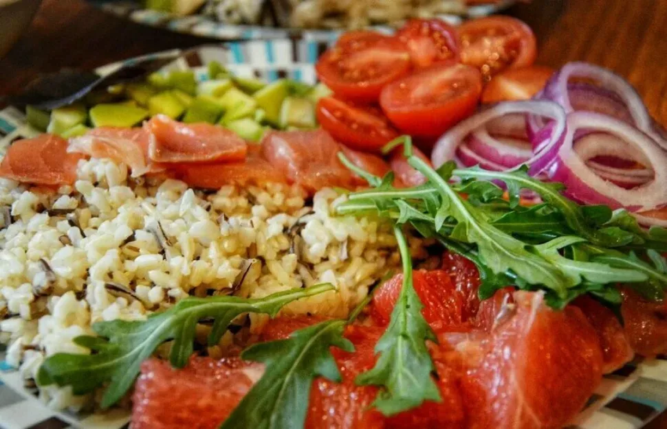 Миска с варёной смесью бурого и дикого риса и руколой