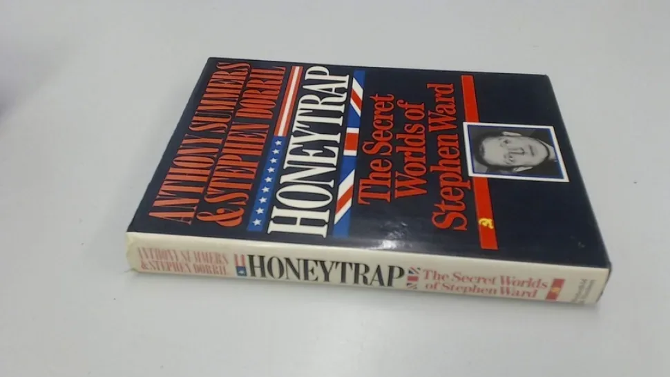 Обложка книги Honeytrap о методах шантажа и секретных операциях в разведке