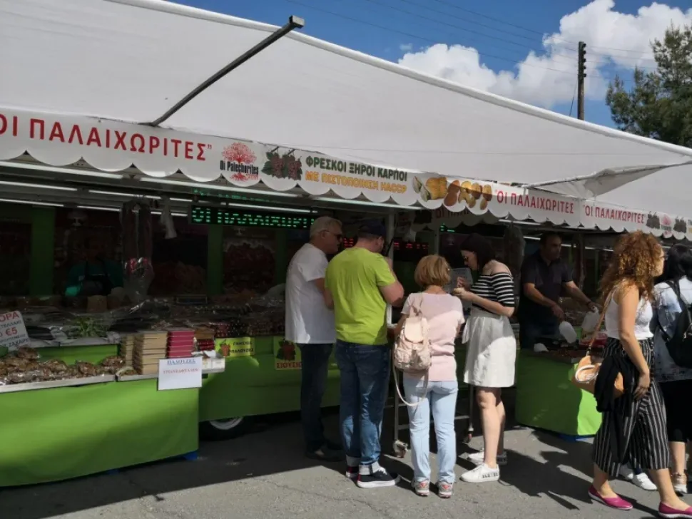 Палатка с грилем и угощениями для посетителей фестиваля роз
