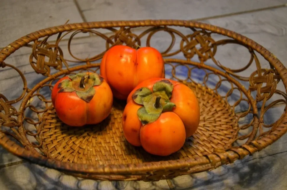 Блюдо куриной грудки с маринадом из кипрской хурмы и зеленью