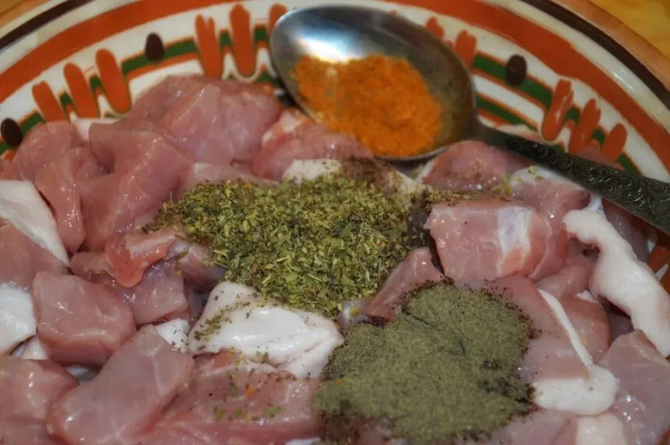 Щепотка карри и другие специи добавлены к мясу