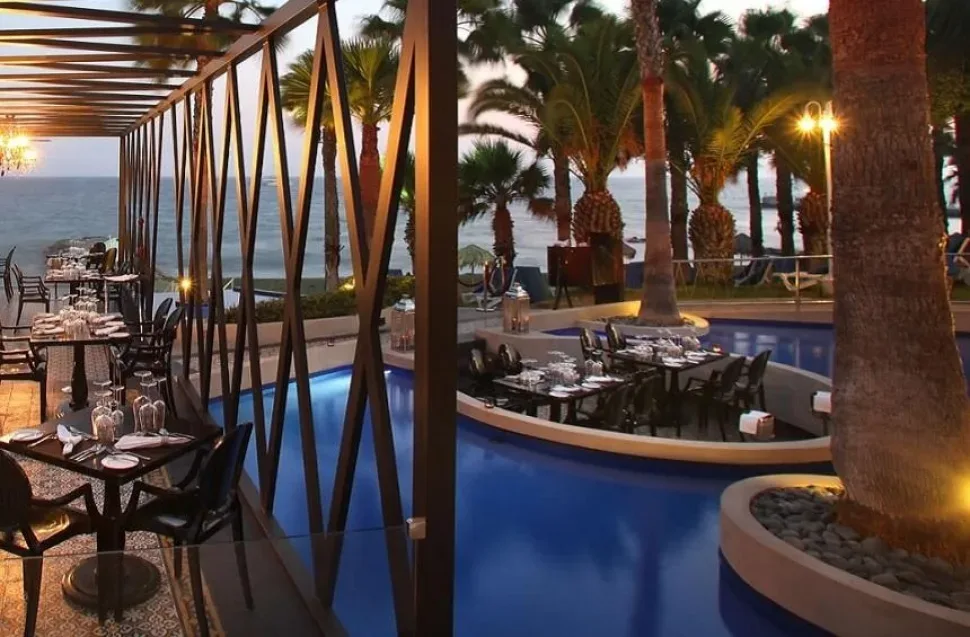 Терраса ресторана Kohili Surf & Turf над морем с видом на закат Терраса ресторана Kohili Surf & Turf над морем с видом на закат