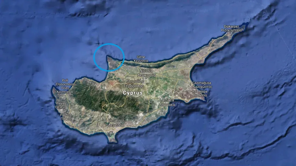 Панорама побережья Кормакитис с нетронутой дикой природой и морем