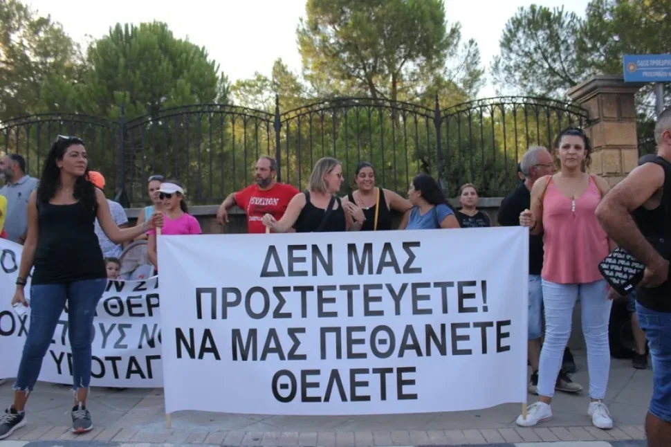 Широкий план митинга с крупным баннером и множеством собравшихся людей