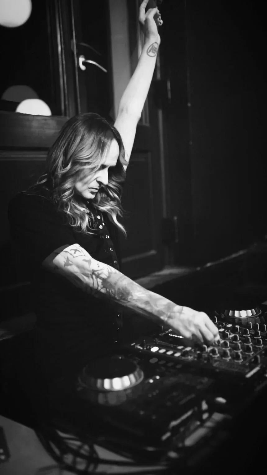 George Fakinos за диджейским пультом во время DJ-сета Venus in Furs