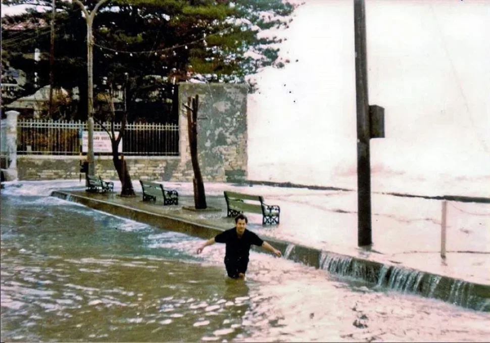 Человек в воде на набережной Лимассола во время наводнения 1969 года