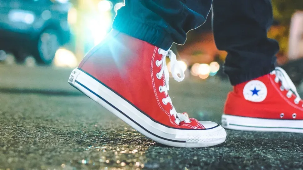 Красные кеды Converse вблизи как пример покупки поддельной обуви