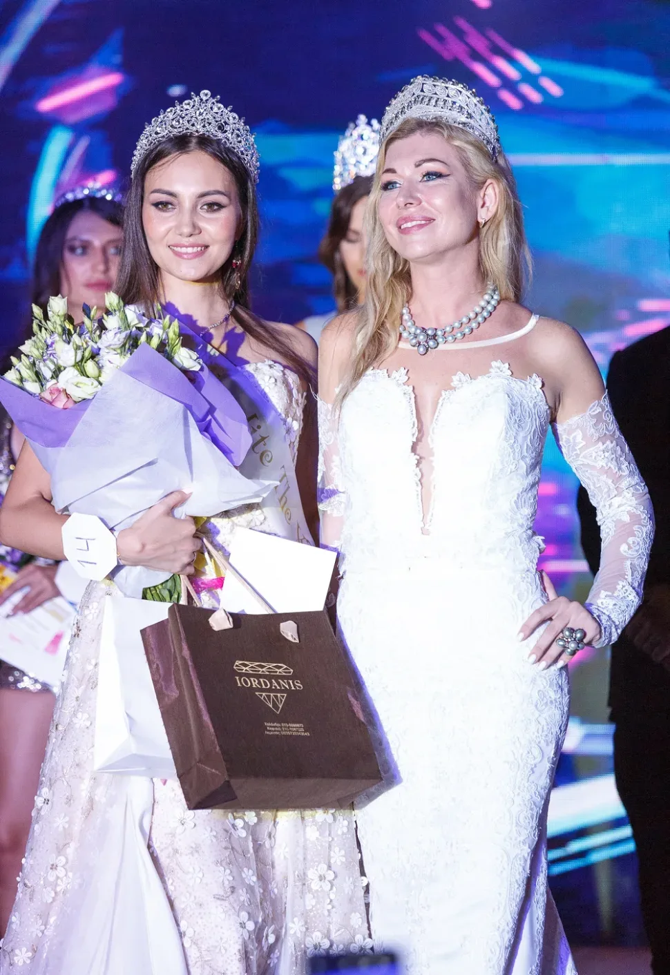 Две коронованные участницы и победительница во время финала конкурса