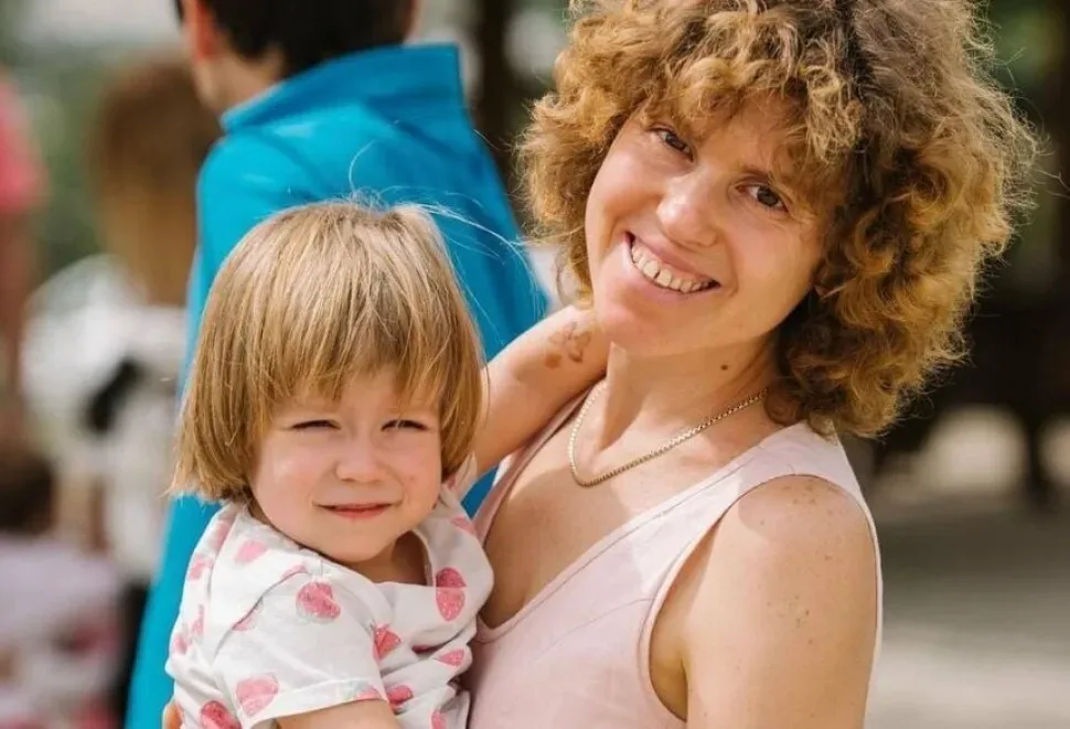 Мама с маленьким ребёнком в окружении семей — Родительский клуб Family Academy