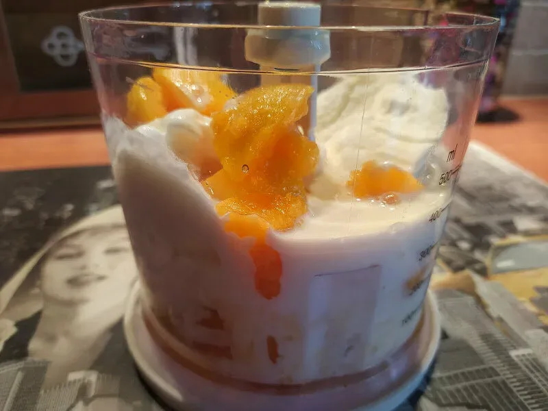 Абрикосы, мед, мороженое, апельсиновый сок и молоко в блендере